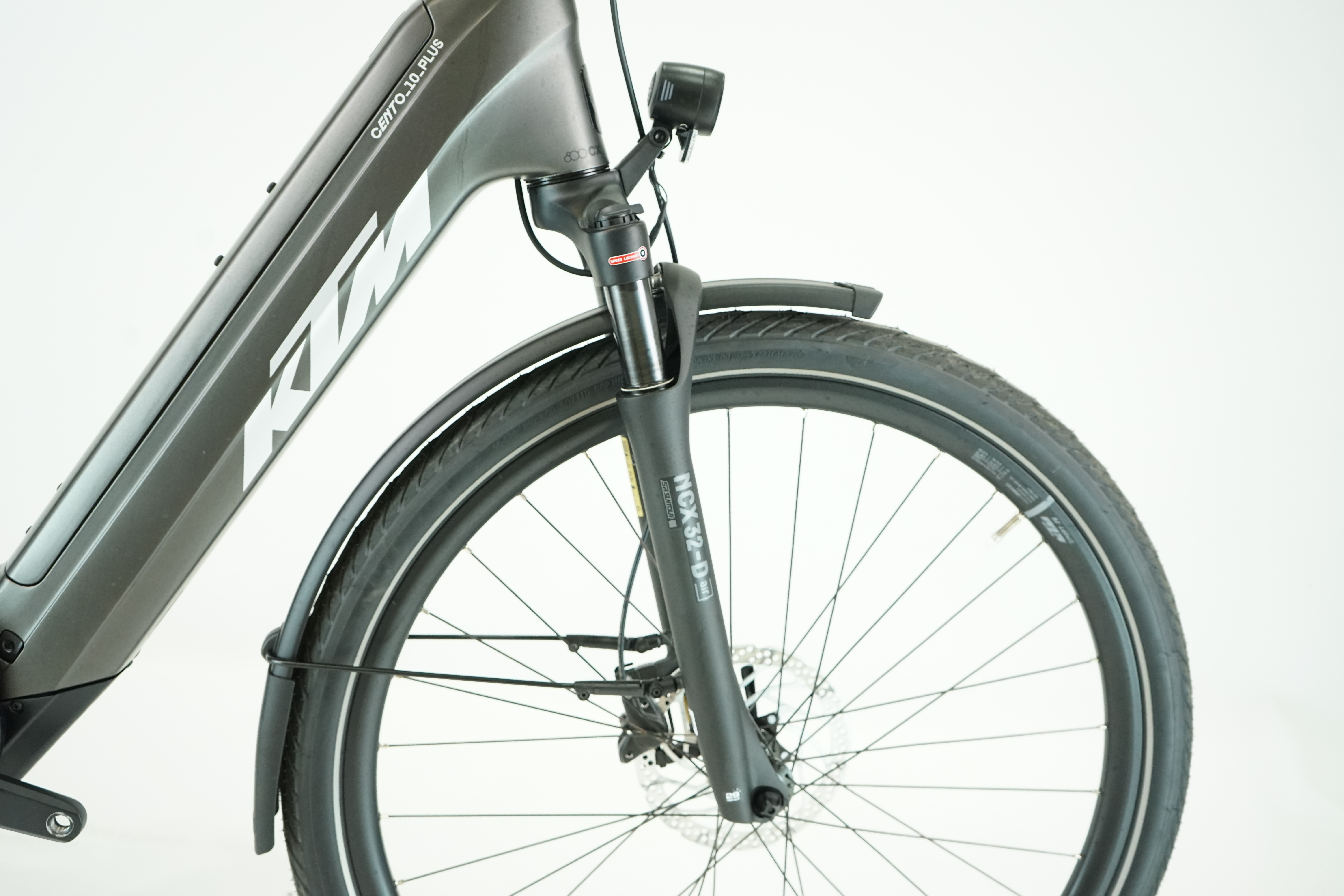 KTM Cento 10 Plus  2025 - Trekking E Bike - 800 Wh - Tiefeinsteiger - 28 Zoll