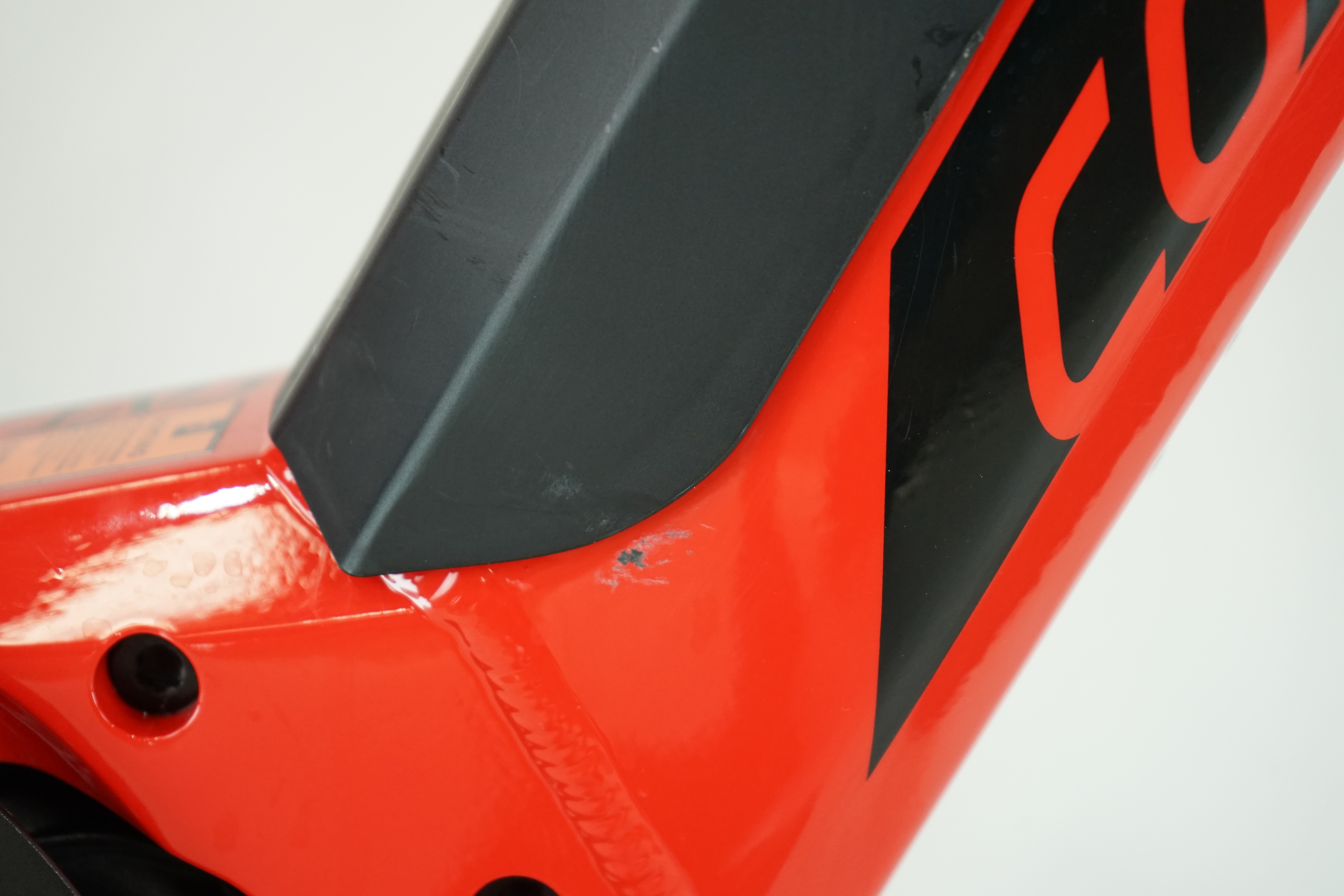 detailfoto eines kratzer am e bike als beispiel für den zustandsbericht