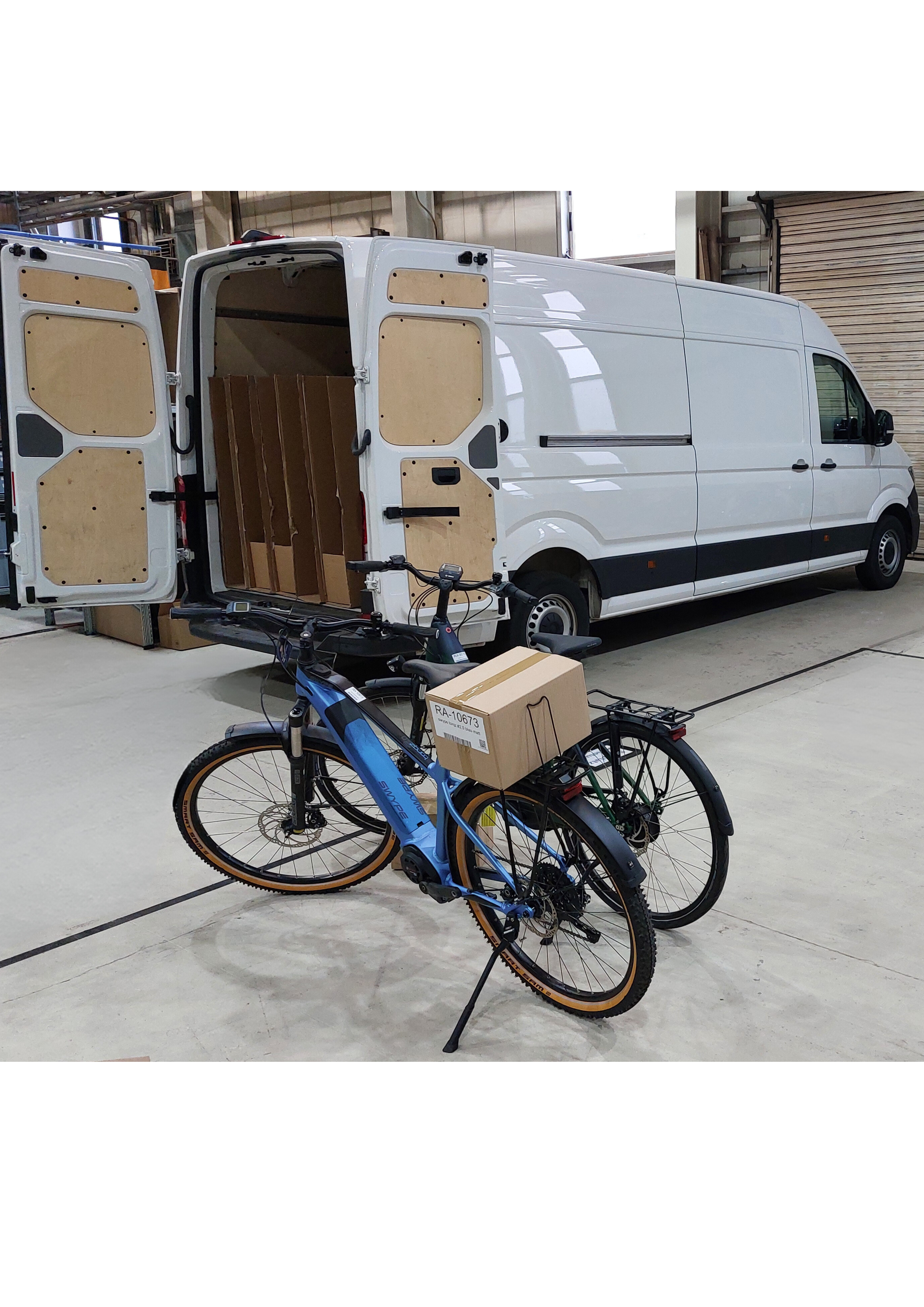 foto von fahrrädern vor einem transporter